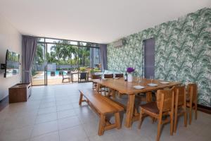 - une salle à manger avec une table et des chaises en bois dans l'établissement Modern 3BR Pool Access Villa Argent 6, à Ban Muang Mai
