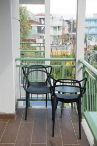 balkon z krzesłem i stołem w obiekcie Olive Boutique Hotel w Limenárii