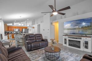 Una sala de estar con un sofá y una chimenea. en Wonderful Weston Hills Villa SE Facing Pool, en Orlando