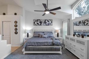 Un dormitorio con una cama y un ventilador de techo. en Wonderful Weston Hills Villa SE Facing Pool, en Orlando 22 fotos más