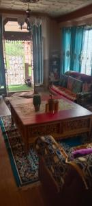 een woonkamer met een salontafel en een bank bij Sovan Homestay in Sonāda