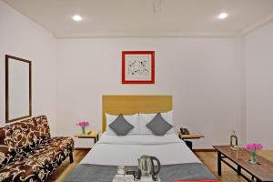 Postel nebo postele na pokoji v ubytování Townhouse Jp Grand Near Mayapuri Chowk