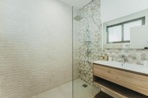 Koupelna v ubytování Appartement de luxe piscine et vue mer