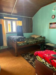 een slaapkamer met 2 stapelbedden en een raam bij Sovan Homestay in Sonāda