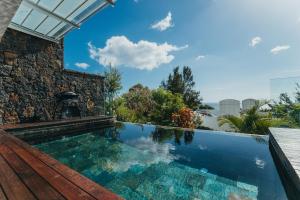 Bazén v ubytování Appartement de luxe piscine et vue mer nebo v jeho okolí