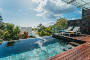 Bazén v ubytování Appartement de luxe piscine et vue mer nebo v jeho okolí