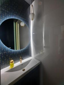W łazience znajduje się umywalka i lustro. w obiekcie Wooden House near City center w Rydze