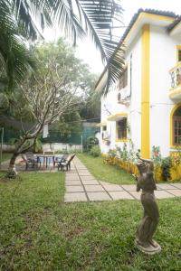 Verla的住宿－Ronne's Casa De Piscina Privada 3BHK VILLA，房屋院子中的雕像