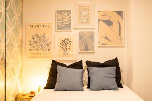 Uma cama ou camas num quarto em Chic Studio Apartment in Melbournes CBD
