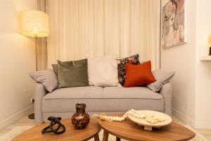 Uma área de estar em Chic Studio Apartment in Melbournes CBD