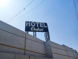 a hotel official sign on top of a building at Hotel Dubái in Texcoco de Mora