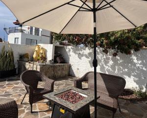 einen Tisch mit einem Sonnenschirm auf einer Terrasse in der Unterkunft Bajamar-Campo de Golf frente al mar in Ensenada