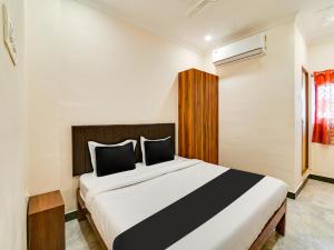 a bedroom with a large bed in a room at OYO Rj Royal Inn in Vellore