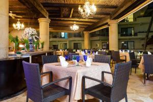 une salle à manger avec une table et des chaises violettes dans l'établissement Villa del Palmar Puerto Vallarta, à Puerto Vallarta