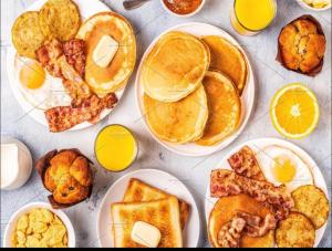 uma mesa coberta com pratos de alimentos para o pequeno-almoço em The Yes Please - Near New Delhi Railway Station- Paharganj em Nova Deli
