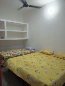 Ένα ή περισσότερα κρεβάτια σε δωμάτιο στο Maharishi Valmiki Homestay