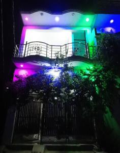 un edificio con luces moradas y verdes. en Maharishi Valmiki Homestay, en Ayodhya