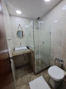 y baño con ducha, aseo y lavamanos. en Lindo FLAT47 metrô e VLT da CARIOCA - LAPA, en Río de Janeiro