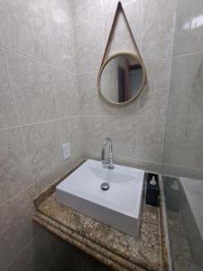 y baño con lavabo blanco y espejo. en Lindo FLAT47 metrô e VLT da CARIOCA - LAPA, en Río de Janeiro