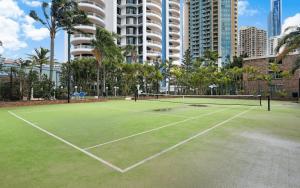 um campo de ténis no meio de uma cidade em Aegean Apartments - Q Stay em Gold Coast