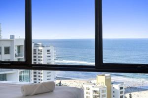 um quarto com vista para a praia a partir de uma janela em Aegean Apartments - Q Stay em Gold Coast