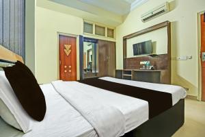 Cama ou camas em um quarto em OYO Hotel Kingston