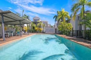 einen Pool in einer Villa mit Palmen in der Unterkunft Centro at Toowong - Modern Spacious Living with Pool in Brisbane