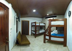 Zimmer mit 3 Etagenbetten in einem Zimmer in der Unterkunft Tortuguero7 lake view in Tortuguero