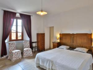 Un dormitorio con una gran cama blanca y una ventana en Barbera at Villa Pesce, en Mombaruzzo
