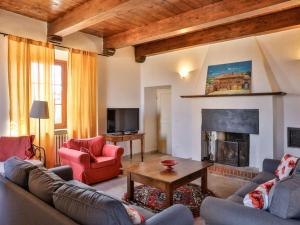 sala de estar con sofás y chimenea en Barbera at Villa Pesce, en Mombaruzzo