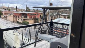 balcón con silla y vistas a la ciudad en Departamento en Heroica Nogales