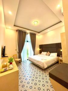 um quarto de hotel com uma cama grande e uma secretária em Hang Meas Boutique em Kampot