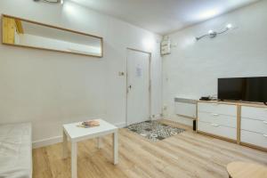 uma sala de estar com uma televisão e uma mesa em Albertas Furnished studio em Aix-en-Provence