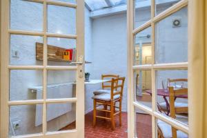 um quarto com uma janela, uma mesa e cadeiras em Albertas Furnished studio em Aix-en-Provence