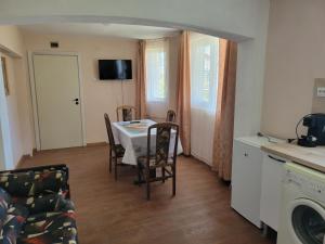 een keuken en eetkamer met een tafel en stoelen bij Villa Mimi in Varna