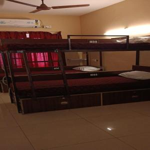 En eller flere køjesenge i et værelse på Sharma Residency Madurai
