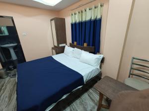 ein kleines Schlafzimmer mit einem Bett und einem Stuhl in der Unterkunft Hotel Dakshin Sea Paradise in Visakhapatnam