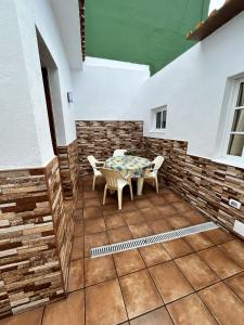un patio avec une table et des chaises dans un bâtiment dans l'établissement Alojamiento los Abuelos 3, à Icod de los Vinos