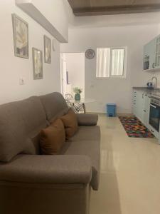 Il comprend un salon avec un canapé et une cuisine. dans l'établissement Alojamiento los Abuelos 3, à Icod de los Vinos