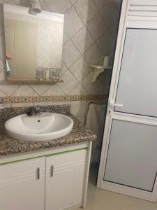 La salle de bains est pourvue d'un lavabo et d'un miroir. dans l'établissement Alojamiento los Abuelos 3, à Icod de los Vinos