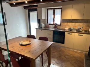 Rustico Efrina, neu renoviert في Frasco: مطبخ مع طاولة خشبية وطاولة وكراسي