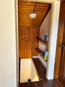 Rustico Efrina, neu renoviert في Frasco: غرفة مع مدخل مع رف كتاب
