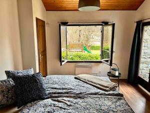 Rustico Efrina, neu renoviert في Frasco: غرفة نوم بسرير مقابل نافذة