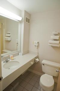 Vannituba majutusasutuses Days Inn by Wyndham Parsippany