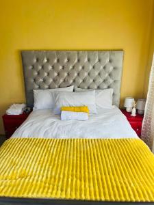 En eller flere senge i et værelse på Eliza Guest House