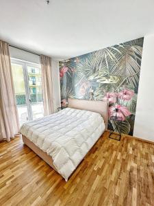 um quarto com uma cama grande e um mural em Garden Apartment em Arezzo