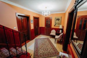 una sala de estar con una lámpara de araña y una habitación en Penzion Alžbetka, en Poprad