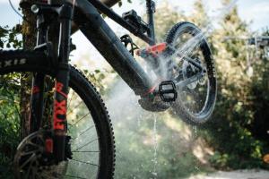 a bike is being watered by a stream of water at Villa Waidblick in Ledenitzen