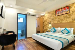 um quarto de hotel com uma cama grande e uma casa de banho em Hotel Red York By Byob Hotels em Noida