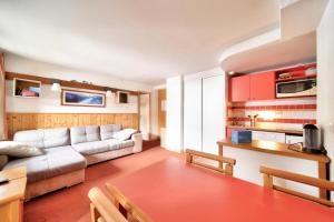 een woonkamer met een bank en een tafel bij Résidence Plagne Lauze - maeva Home - Appartement 3 pièces 6 personnes - S 674 in Mâcot La Plagne